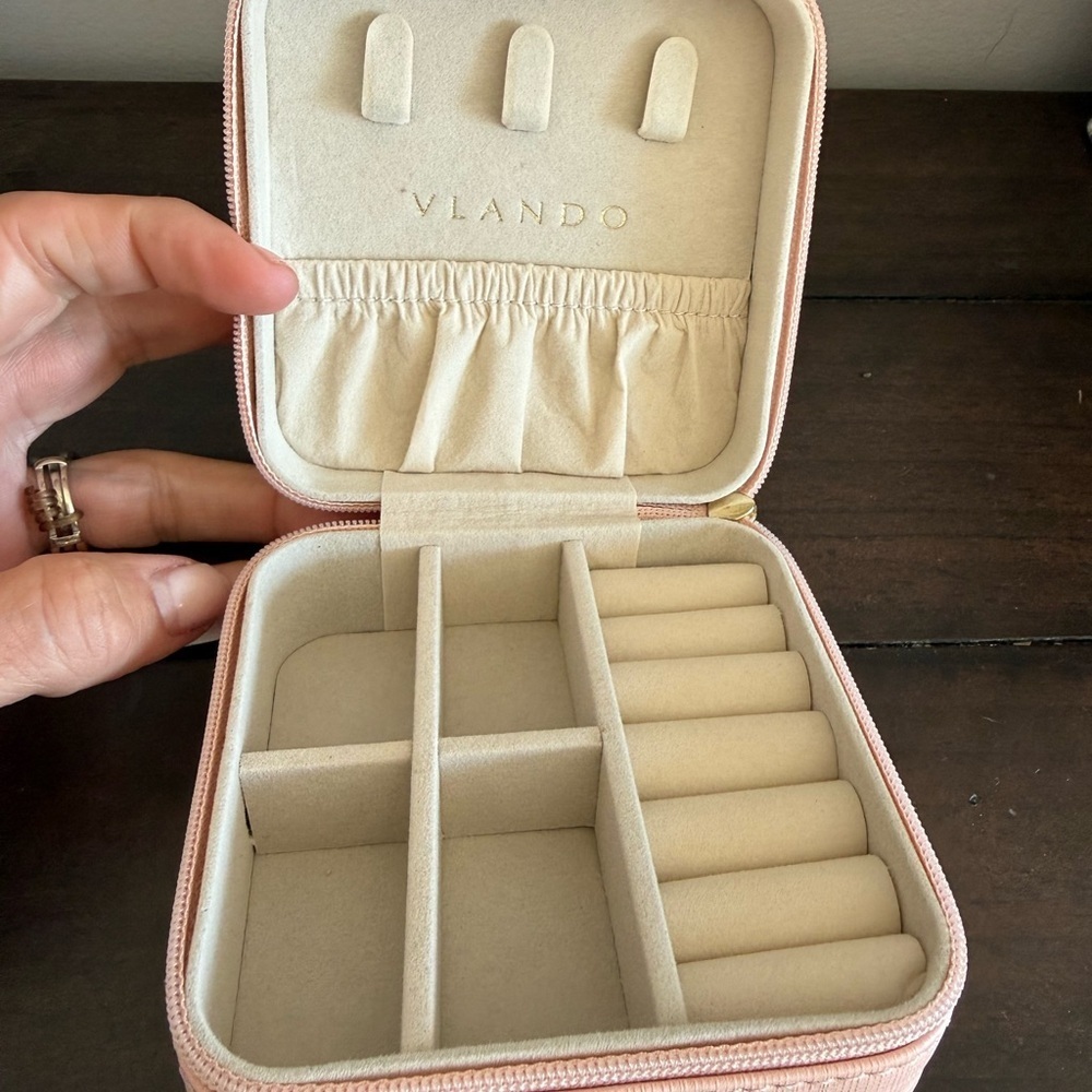 Vlando Travel Jewelry Case – Blush Pink Vegan Leather